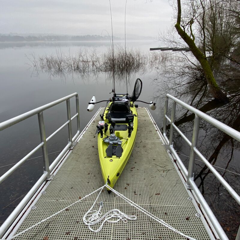 Hobie Compass am Steg mit Seil gegen Abrollen gesichert
